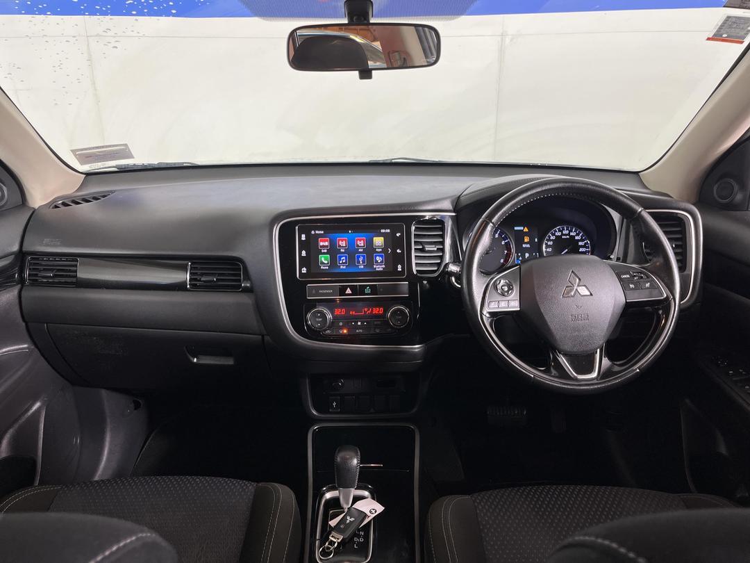 Photo '17' of Mitsubishi Outlander