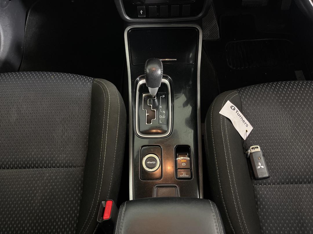 Photo '23' of Mitsubishi Outlander