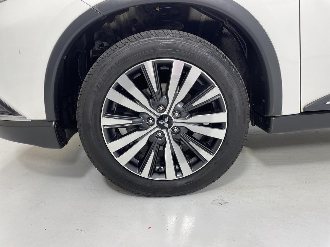 Photo '10' of Mitsubishi Outlander