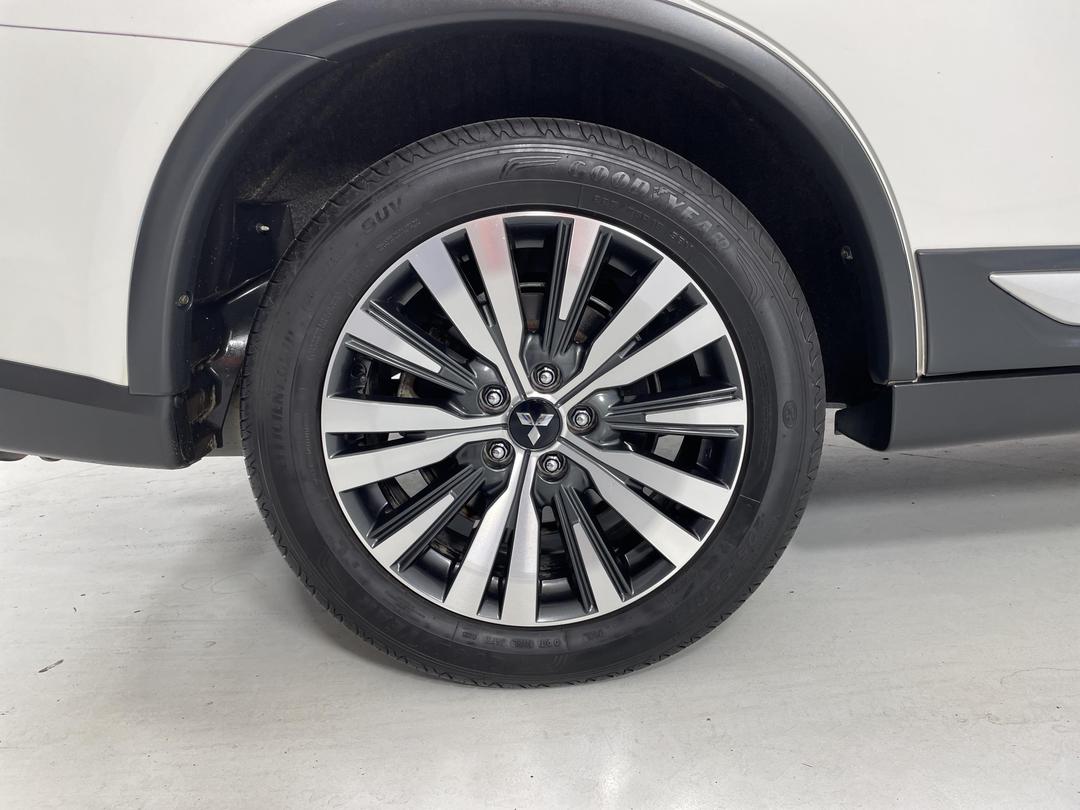 Photo '12' of Mitsubishi Outlander