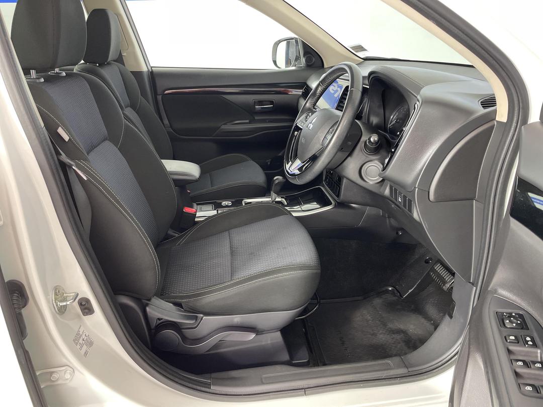 Photo '16' of Mitsubishi Outlander