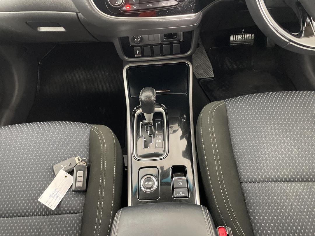 Photo '18' of Mitsubishi Outlander