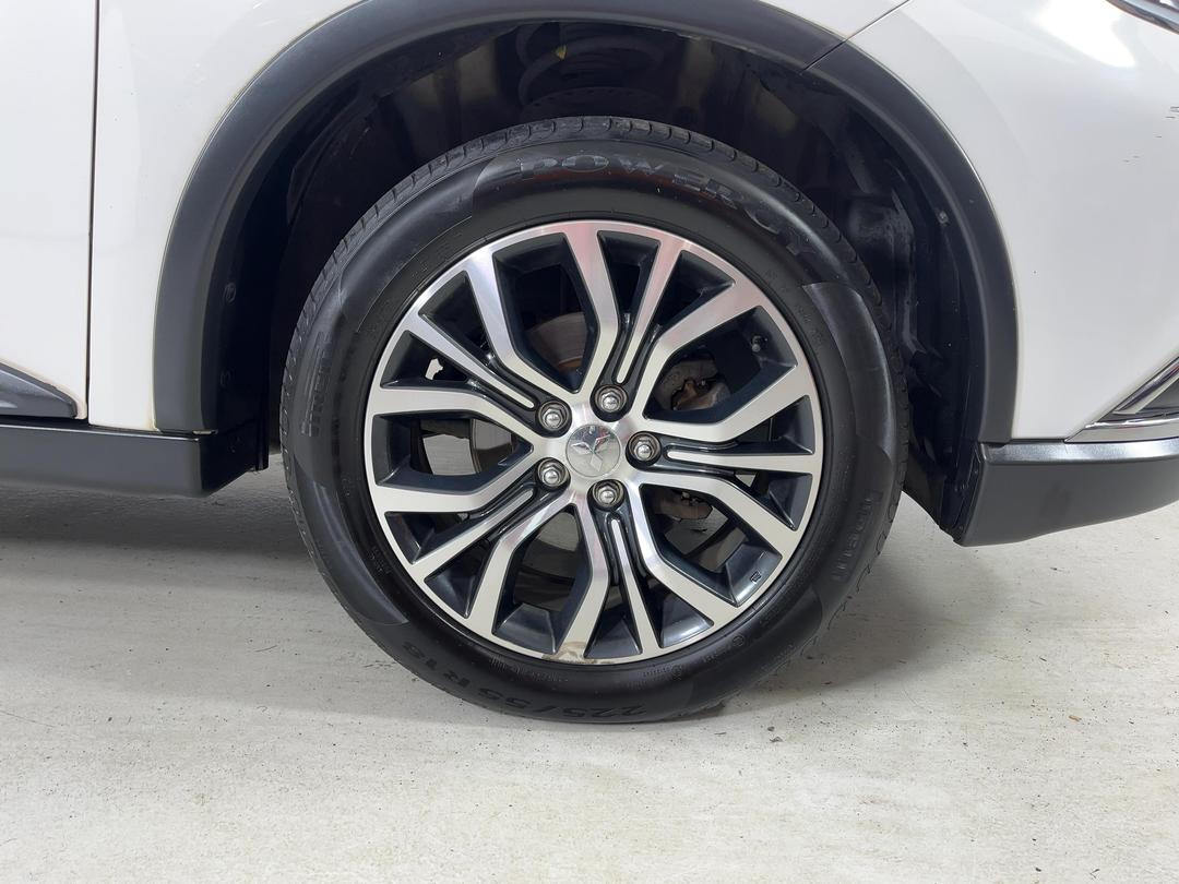 Photo '9' of Mitsubishi Outlander