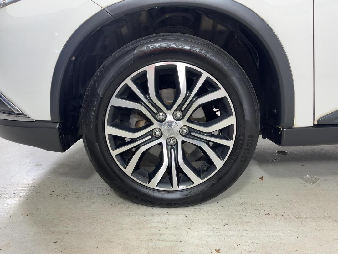 Photo '10' of Mitsubishi Outlander