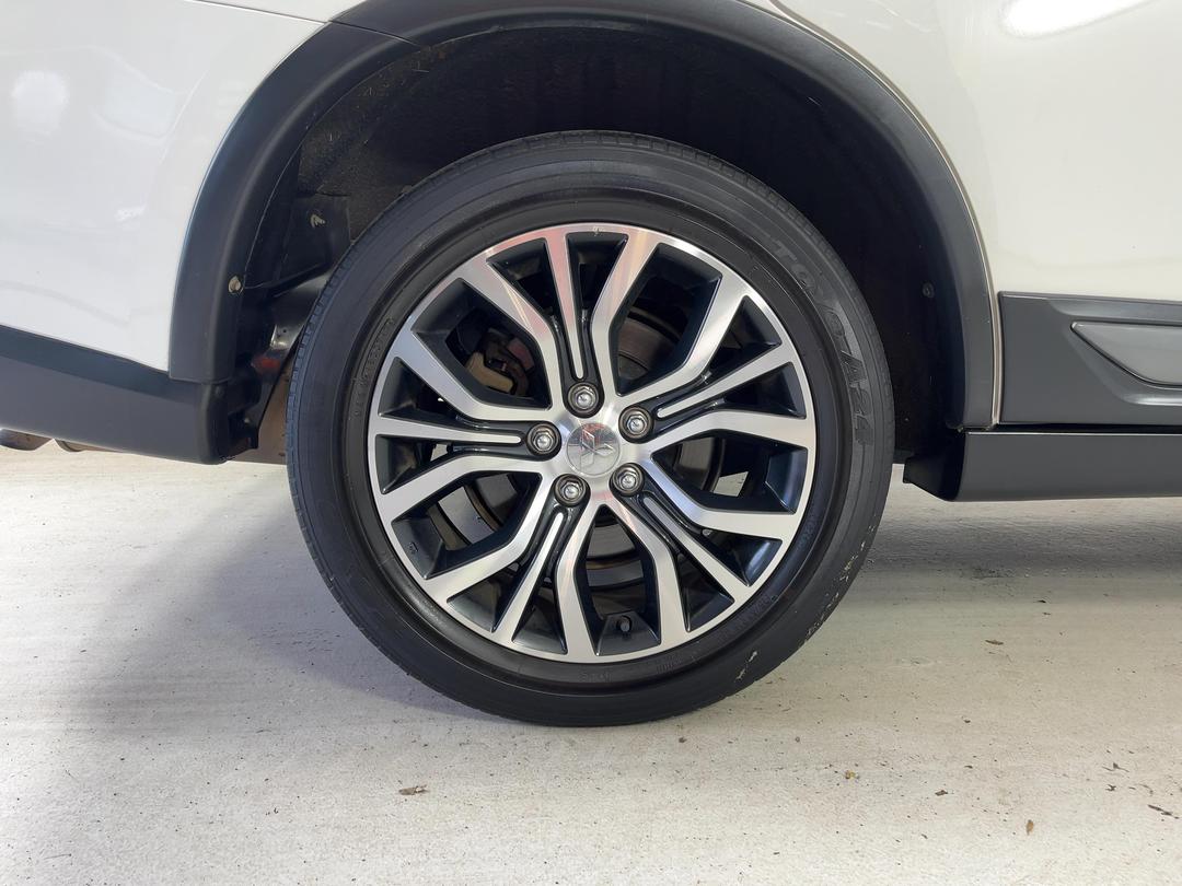 Photo '12' of Mitsubishi Outlander