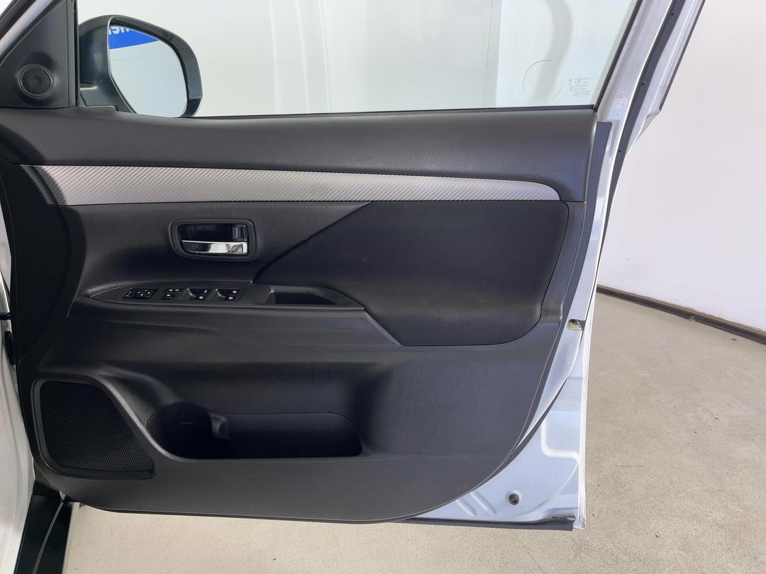 Photo '15' of Mitsubishi Outlander