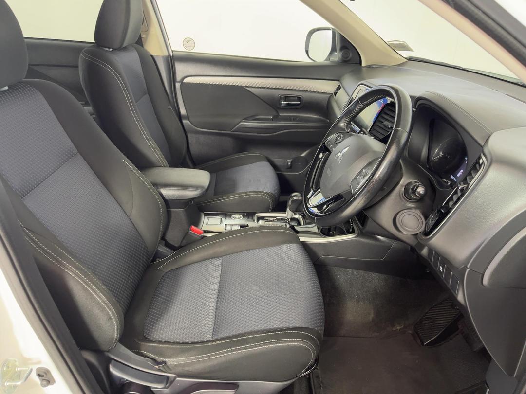 Photo '16' of Mitsubishi Outlander