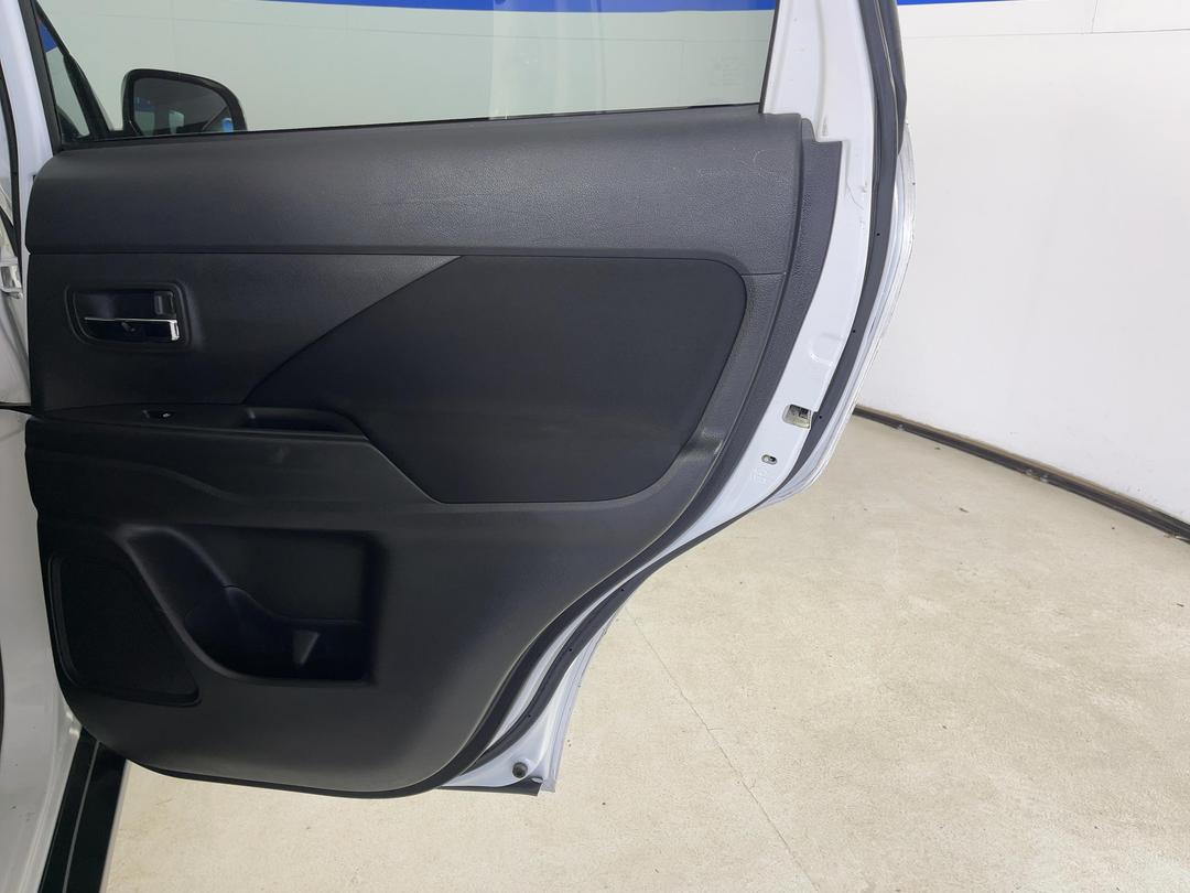 Photo '19' of Mitsubishi Outlander