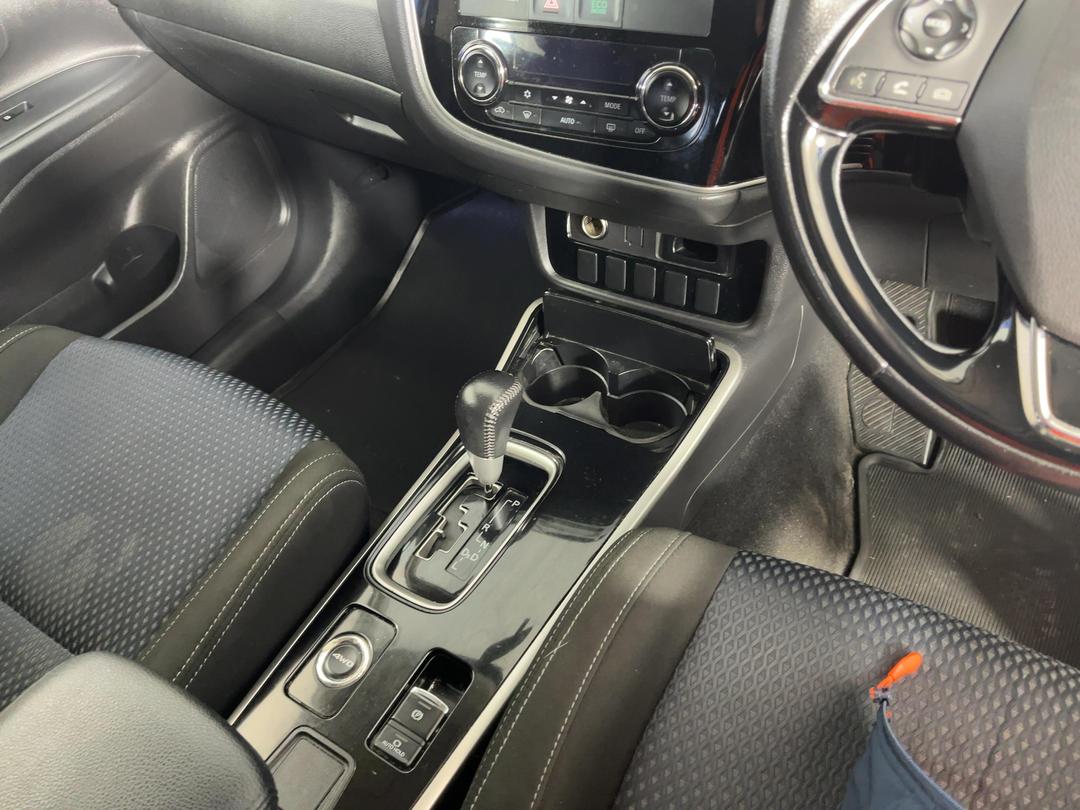 Photo '18' of Mitsubishi Outlander