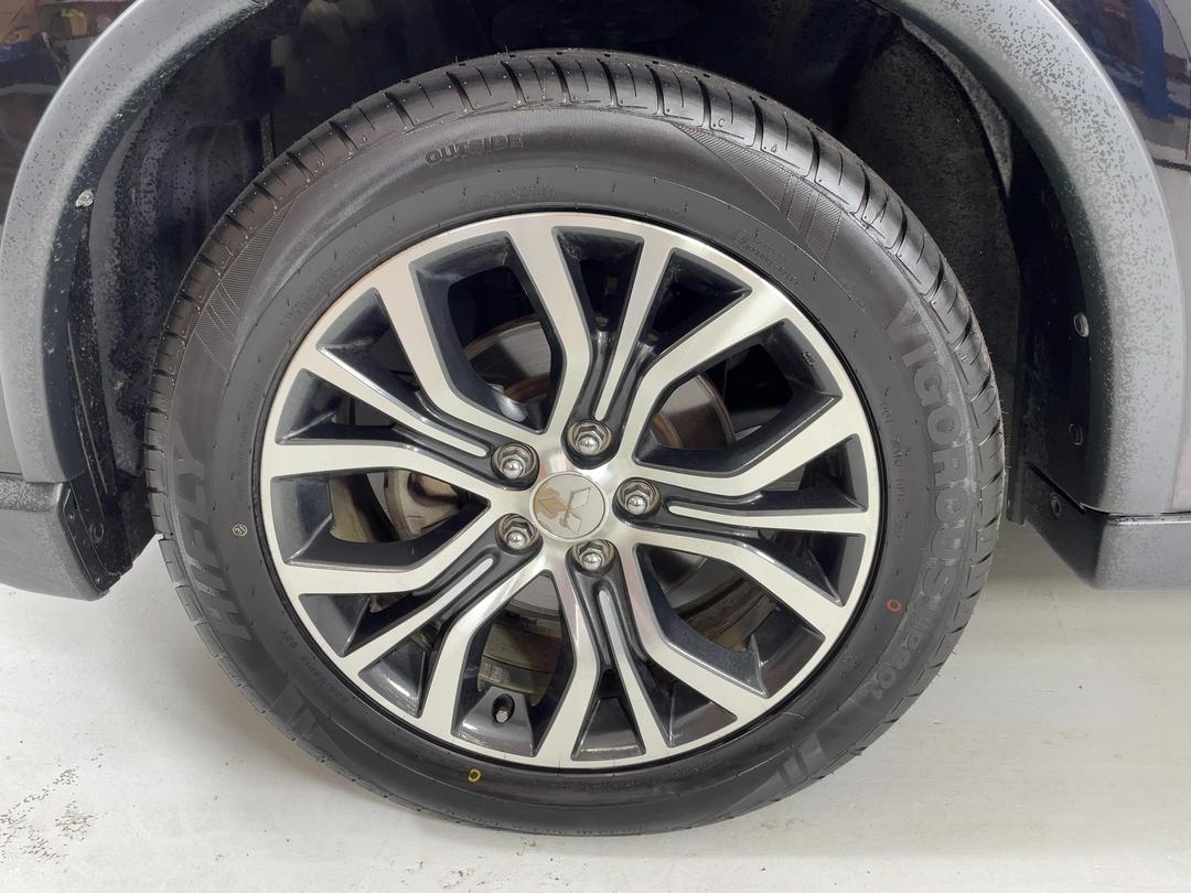 Photo '10' of Mitsubishi Outlander