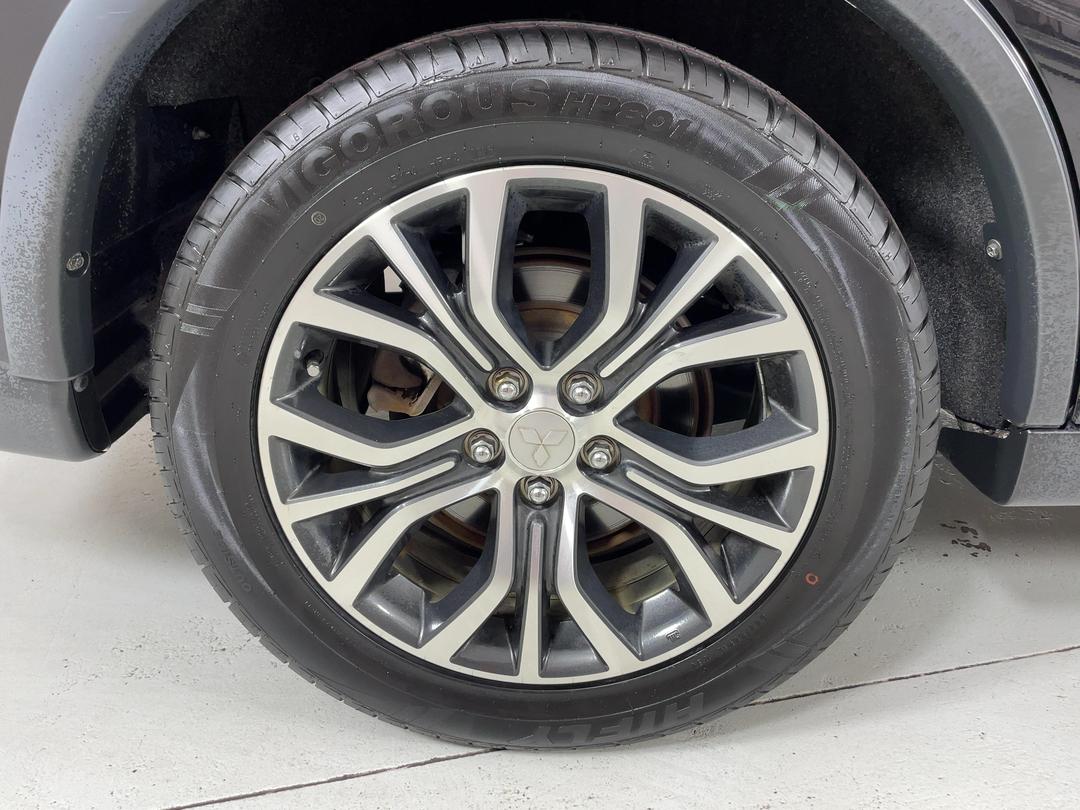 Photo '12' of Mitsubishi Outlander