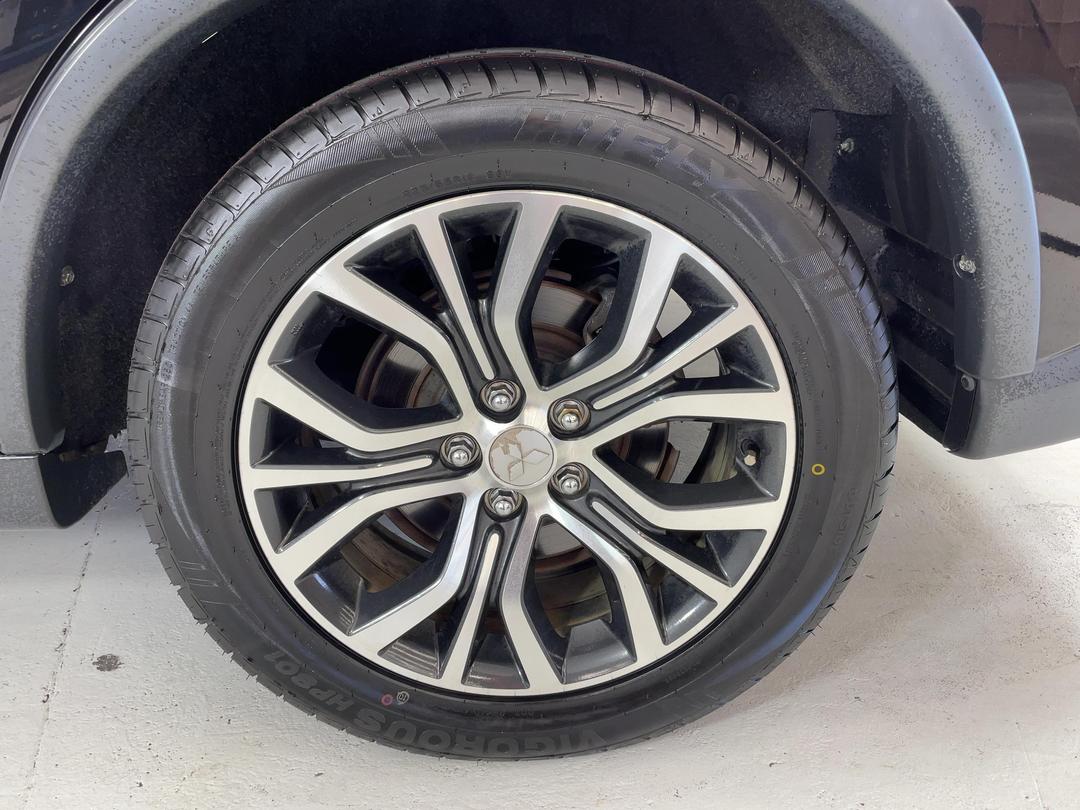 Photo '11' of Mitsubishi Outlander