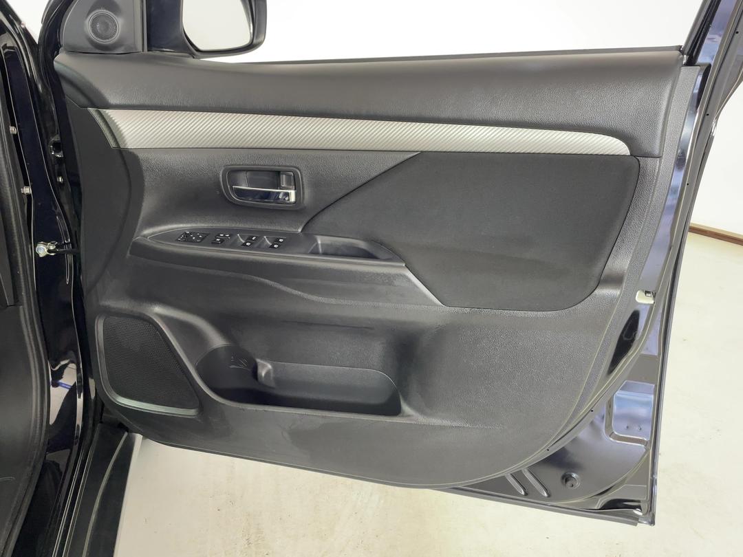 Photo '15' of Mitsubishi Outlander