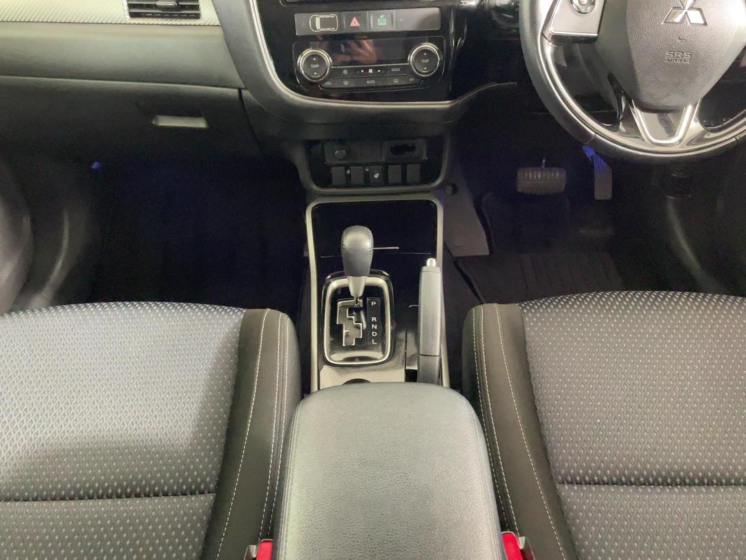 Photo '18' of Mitsubishi Outlander