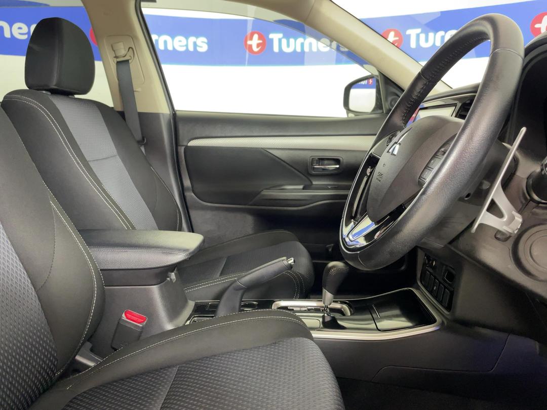 Photo '16' of Mitsubishi Outlander