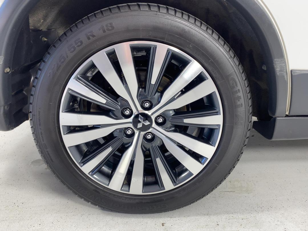 Photo '12' of Mitsubishi Outlander