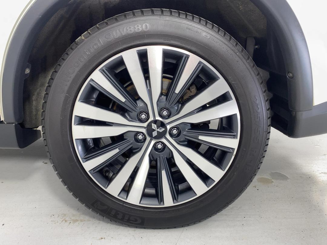 Photo '11' of Mitsubishi Outlander