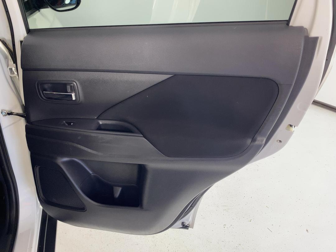 Photo '19' of Mitsubishi Outlander