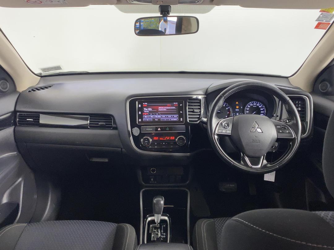 Photo '17' of Mitsubishi Outlander