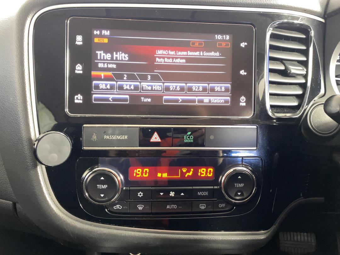 Photo '18' of Mitsubishi Outlander