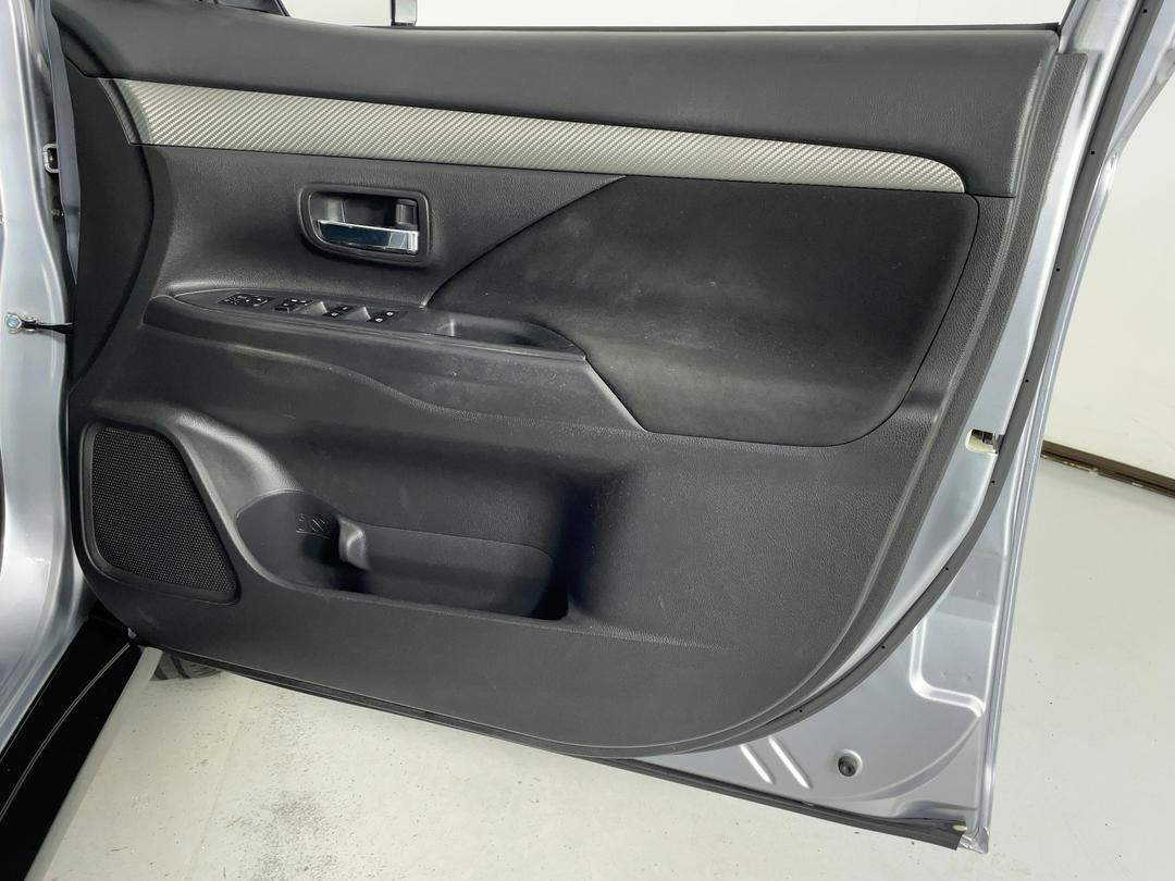 Photo '15' of Mitsubishi Outlander
