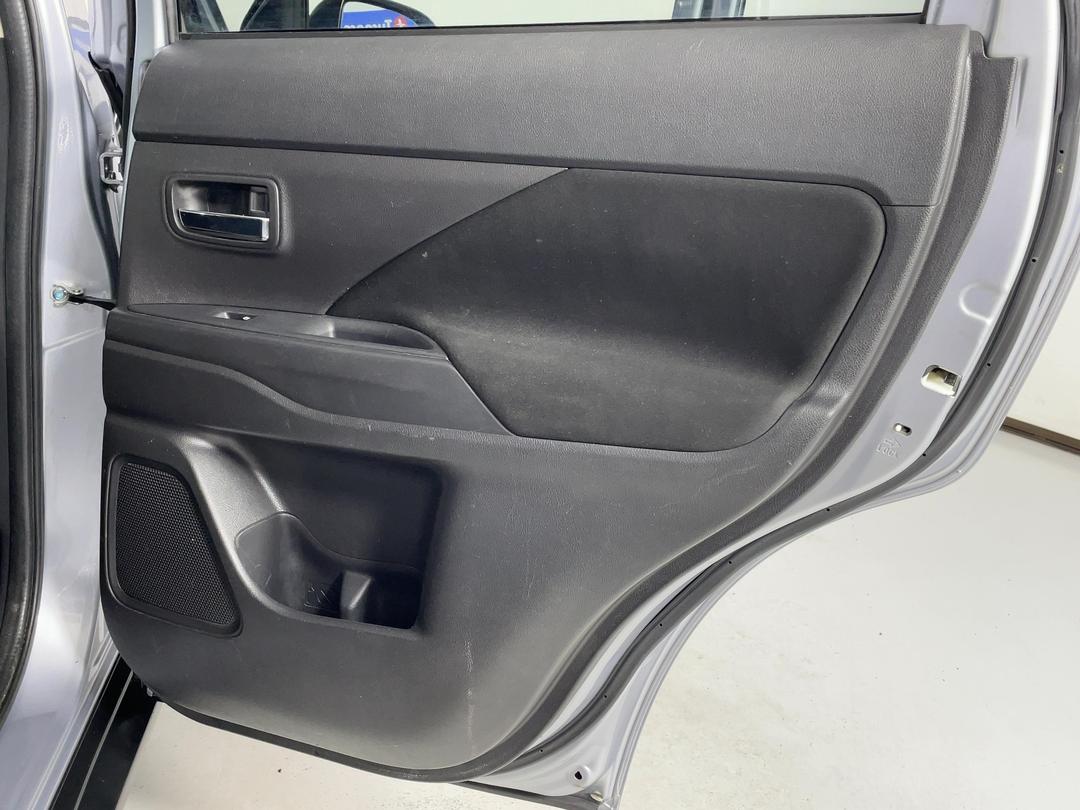 Photo '19' of Mitsubishi Outlander