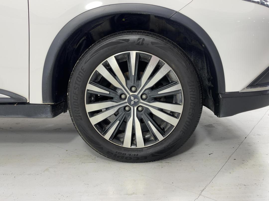 Photo '9' of Mitsubishi Outlander