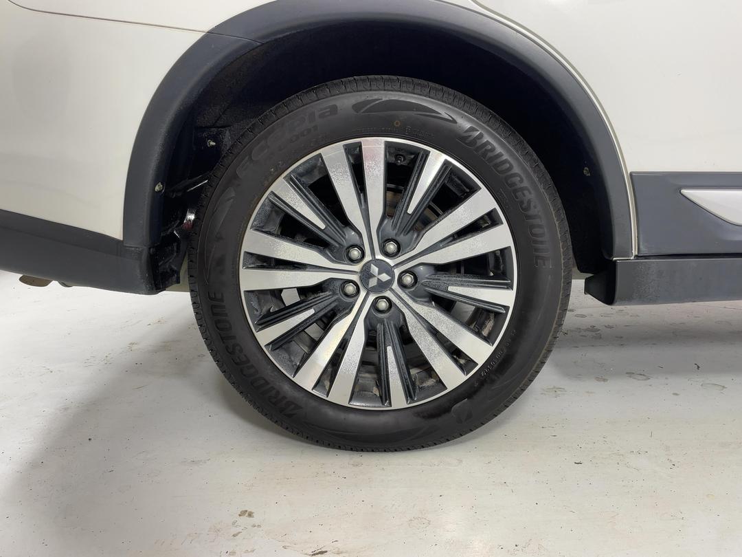 Photo '12' of Mitsubishi Outlander