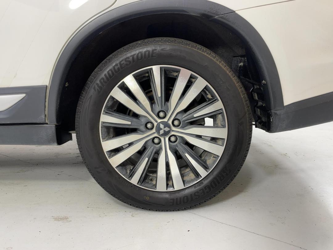 Photo '11' of Mitsubishi Outlander