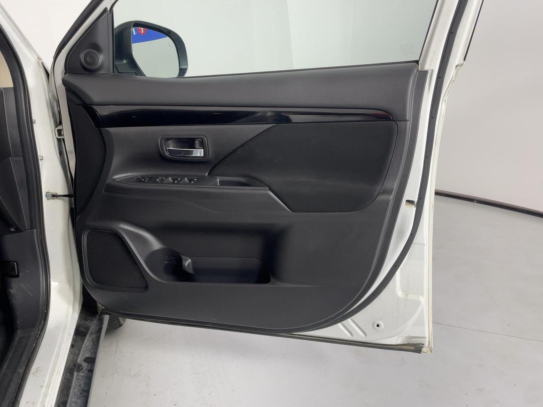 Photo '15' of Mitsubishi Outlander