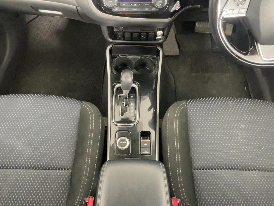 Photo '18' of Mitsubishi Outlander