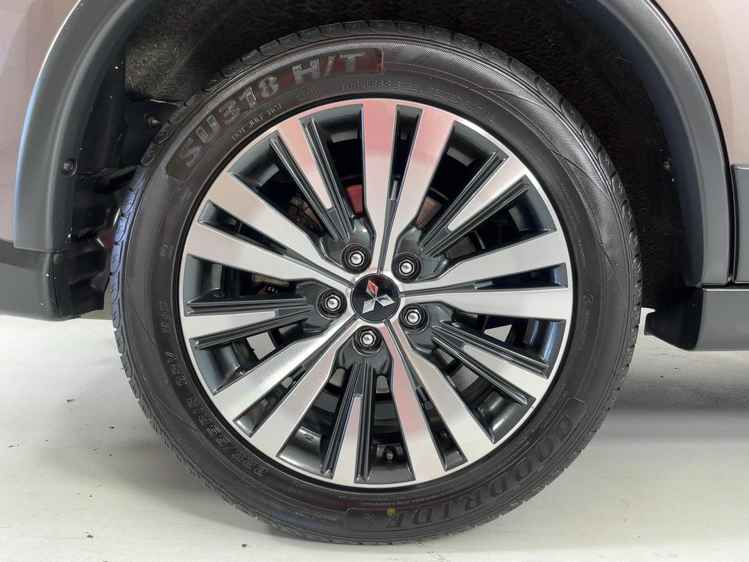 Photo '12' of Mitsubishi Outlander