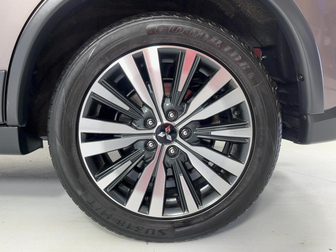 Photo '11' of Mitsubishi Outlander