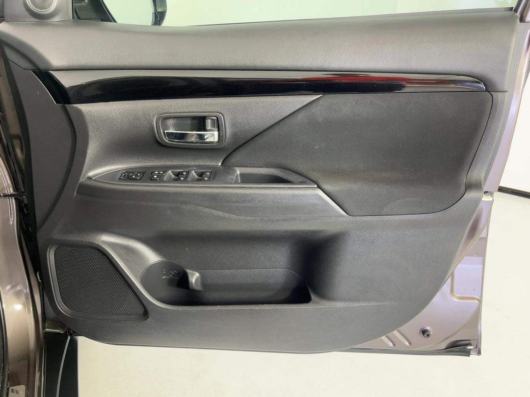 Photo '15' of Mitsubishi Outlander