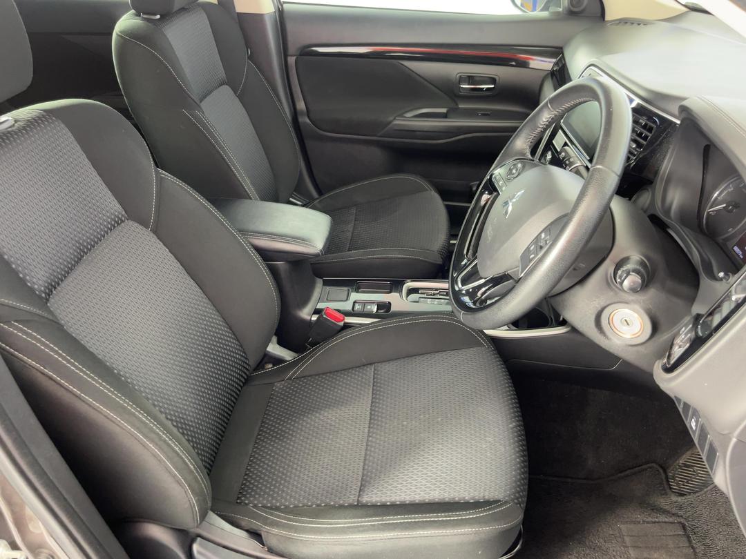 Photo '16' of Mitsubishi Outlander