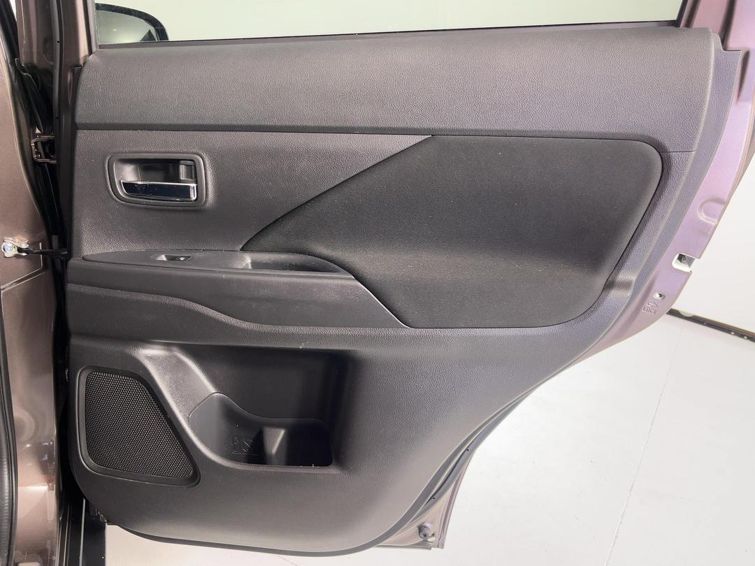 Photo '19' of Mitsubishi Outlander