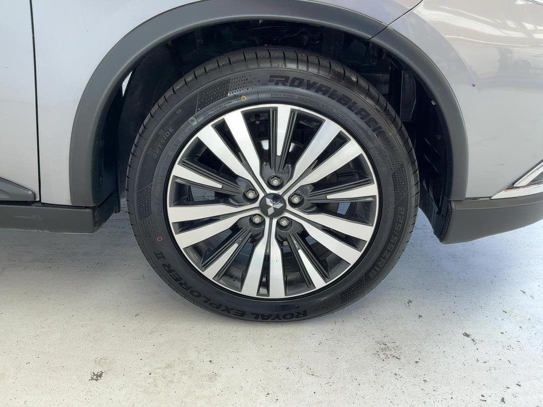 Photo '9' of Mitsubishi Outlander