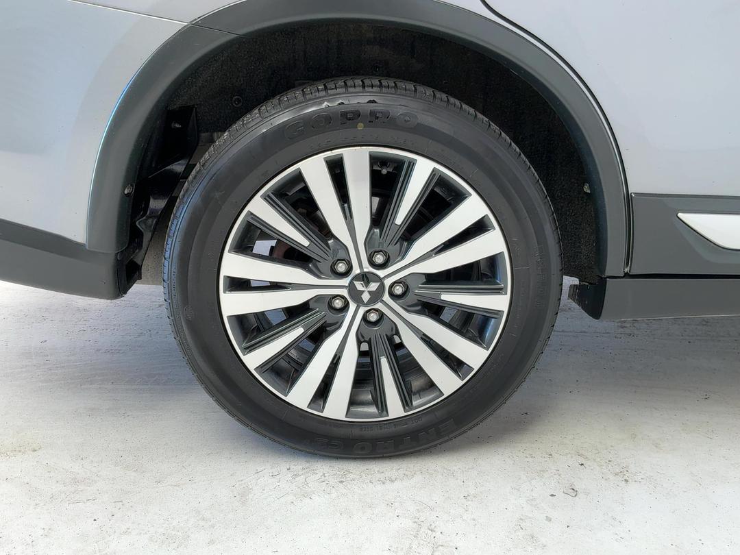 Photo '12' of Mitsubishi Outlander