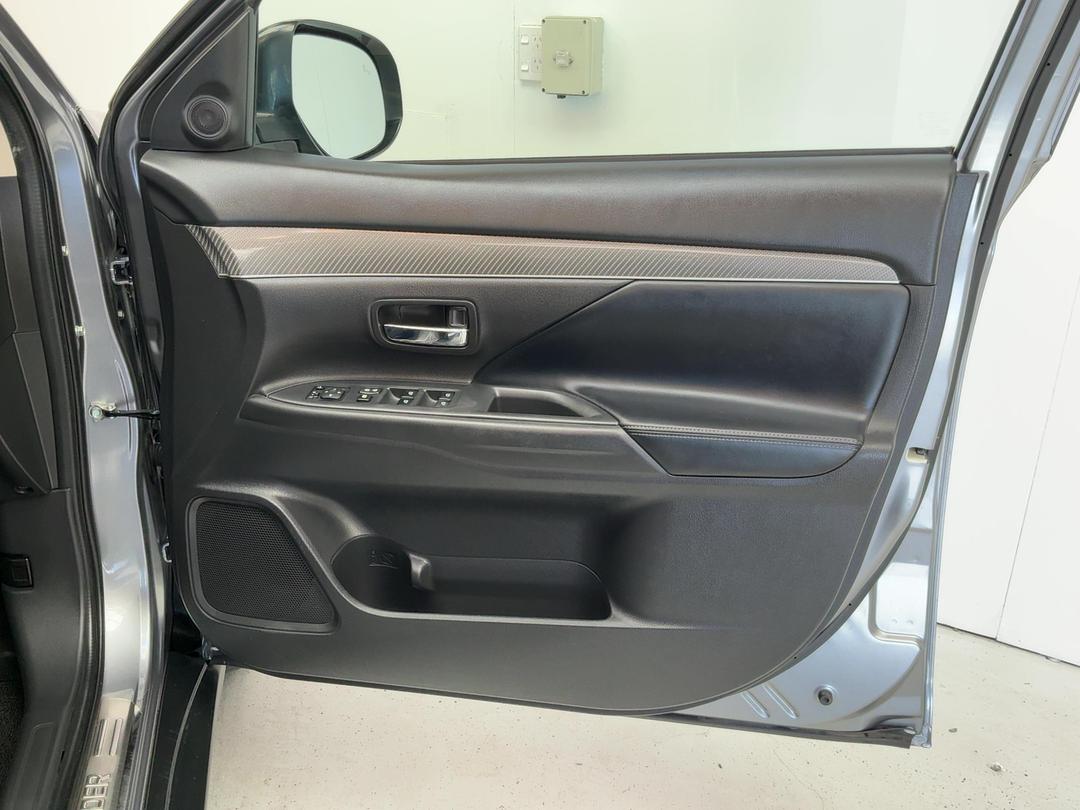 Photo '15' of Mitsubishi Outlander