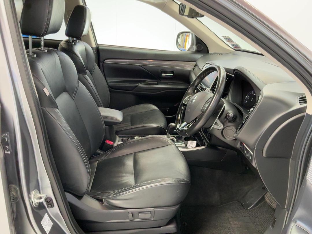Photo '16' of Mitsubishi Outlander