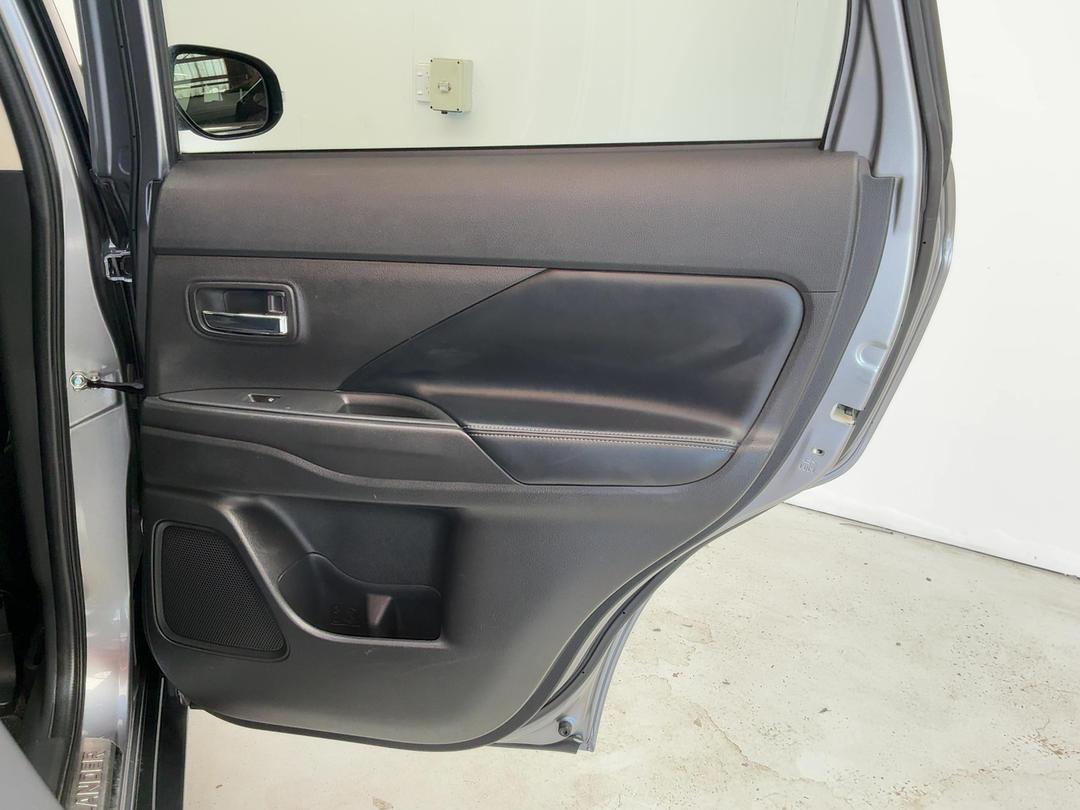 Photo '19' of Mitsubishi Outlander