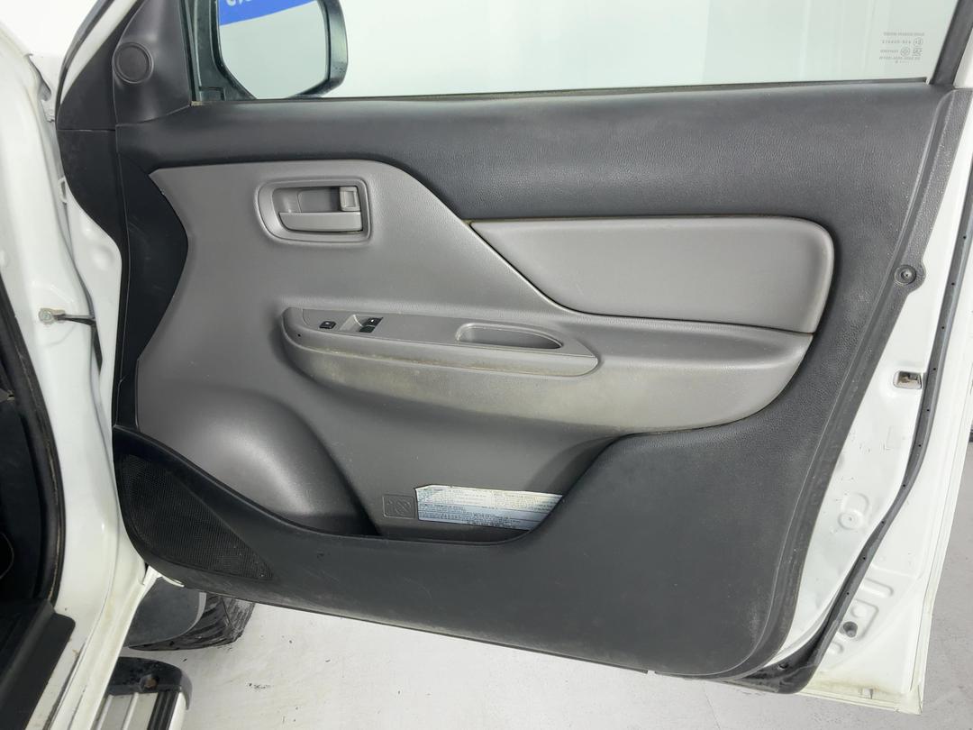Photo '15' of Mitsubishi Triton