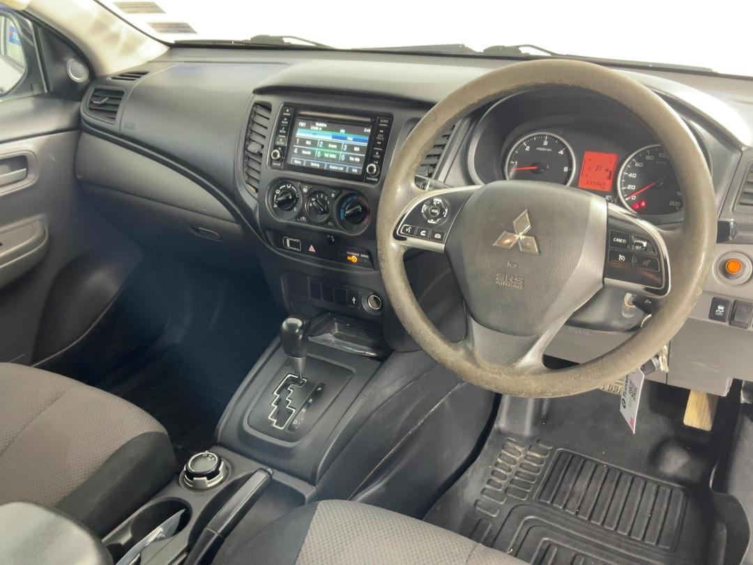 Photo '17' of Mitsubishi Triton
