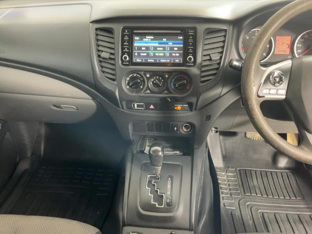 Photo '18' of Mitsubishi Triton