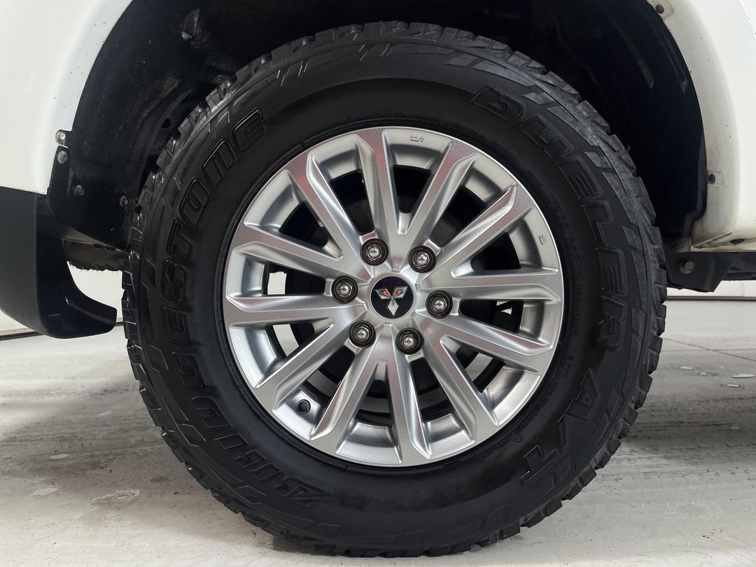 Photo '12' of Mitsubishi Triton