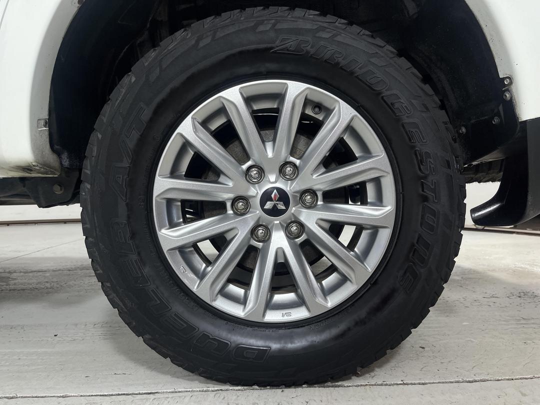 Photo '11' of Mitsubishi Triton