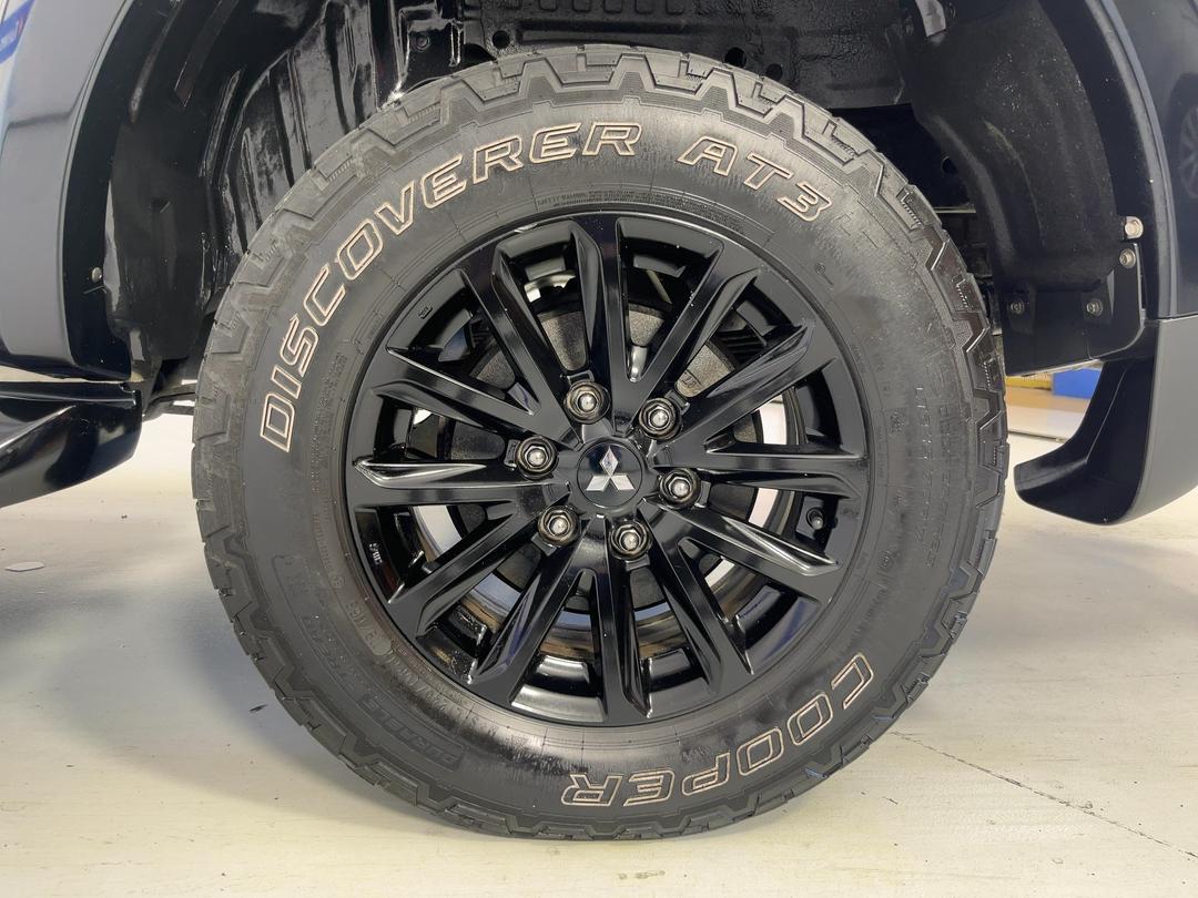 Photo '11' of Mitsubishi Triton