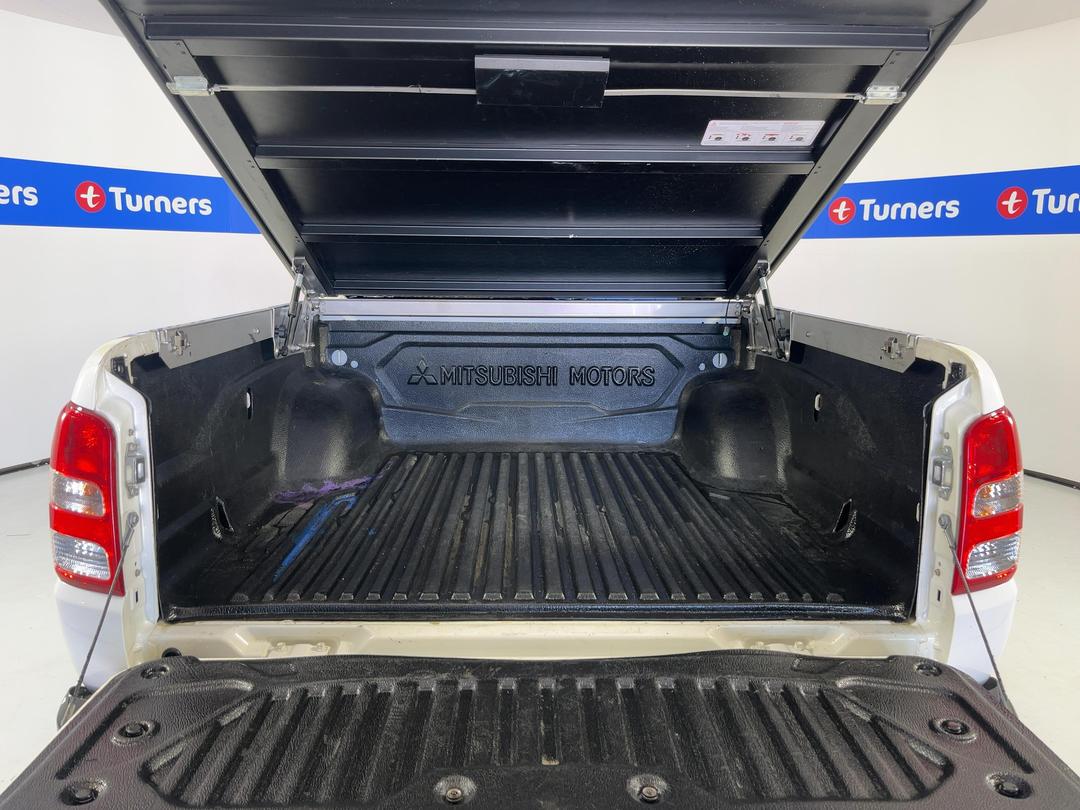 Photo '14' of Mitsubishi Triton