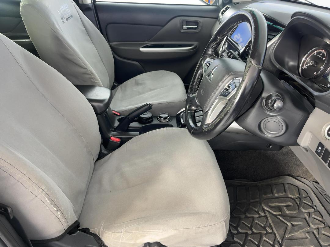 Photo '16' of Mitsubishi Triton