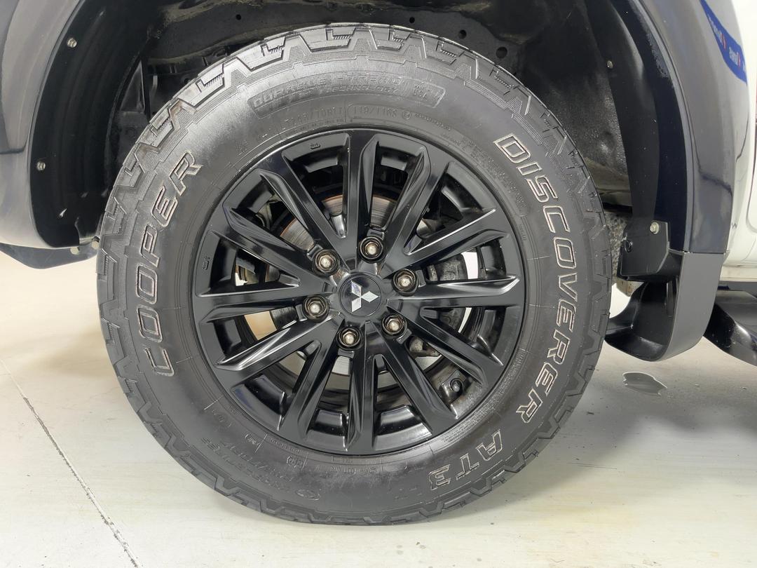 Photo '10' of Mitsubishi Triton